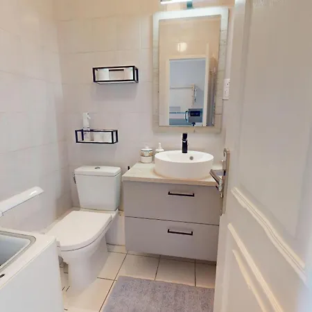 Le Montecristo Face A La Apartman *