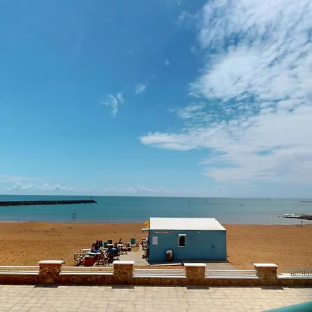 Le Montecristo Face A La Apartman