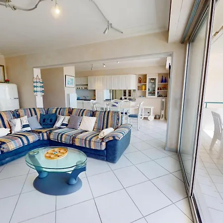 Le Montecristo Face A La *